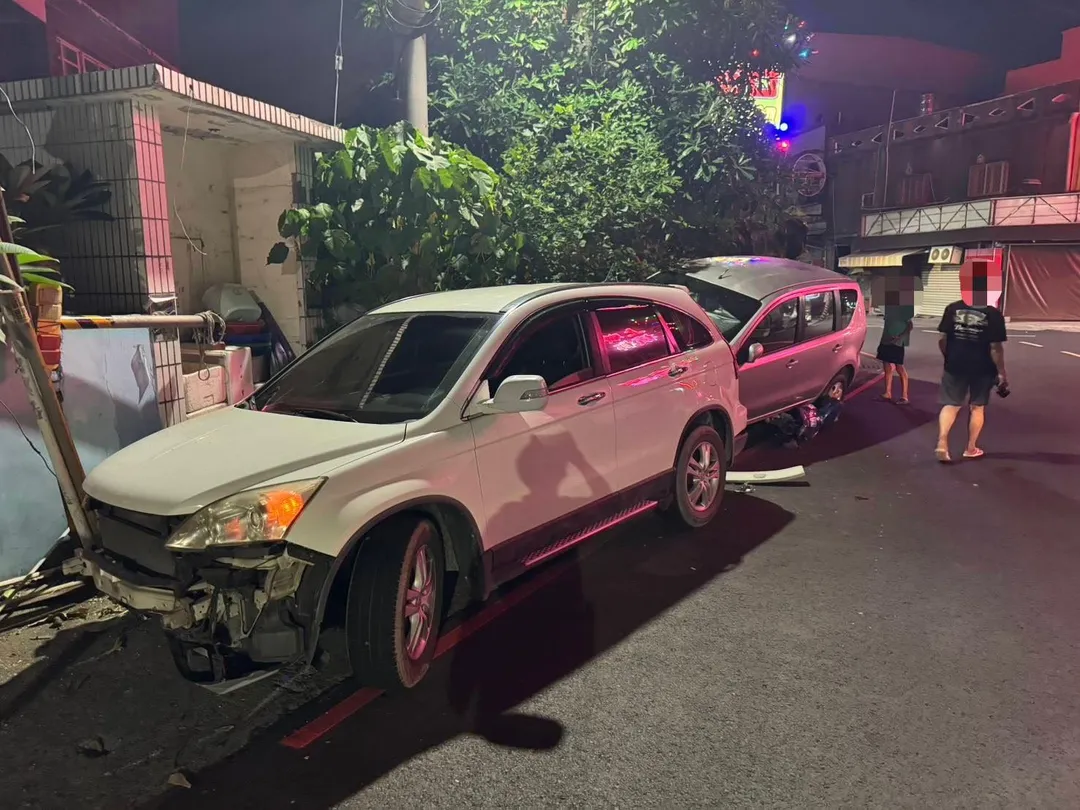 戴姓男子酒駕,倒車失控,一連撞上停放在國小圍牆旁的7輛轎車和一台機車。(圖/警方提供)