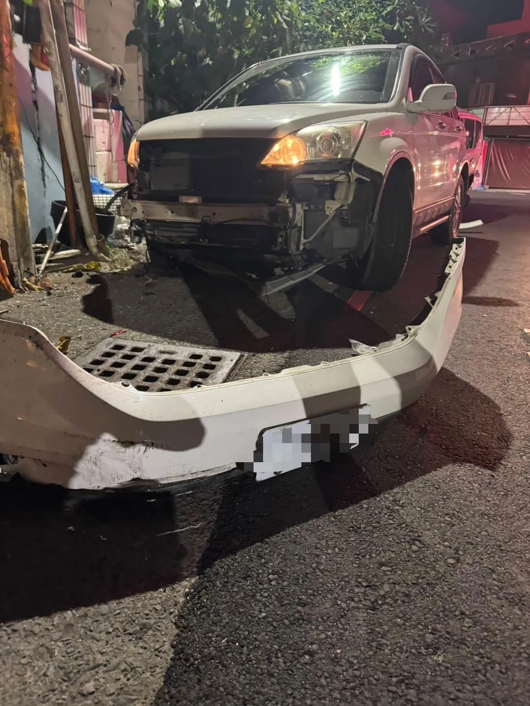 戴姓男子酒駕,倒車失控,連保險桿都撞掉。(圖/警方提供)