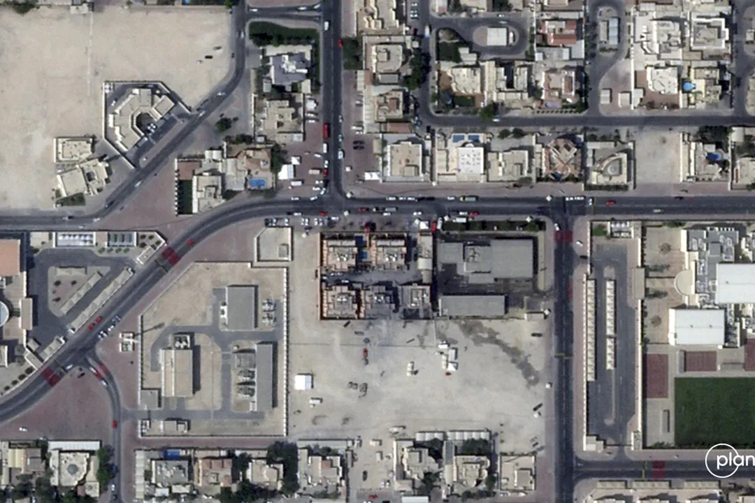 衛星照片顯示，杜哈的一處建築群在被以色列空襲擊中。（圖／美聯社）