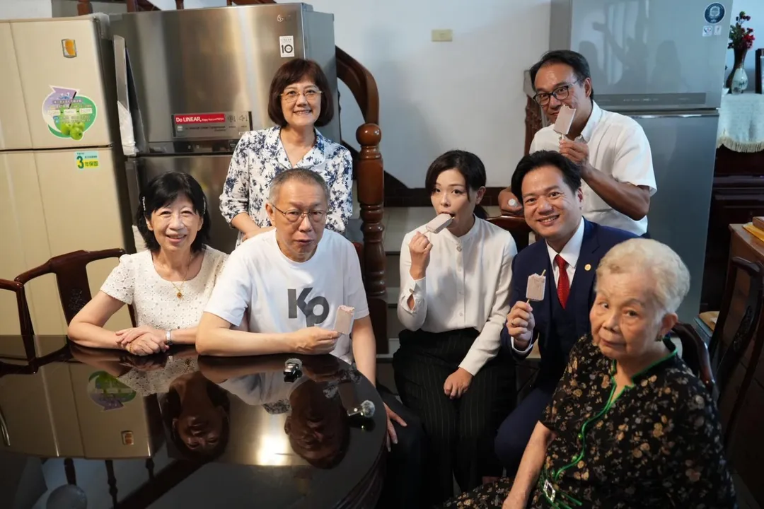 柯文哲交保後看來神采奕奕、充滿活力，彷彿年輕不少，醫師指出看守所的規律生活是關鍵。（圖／柯家提供）