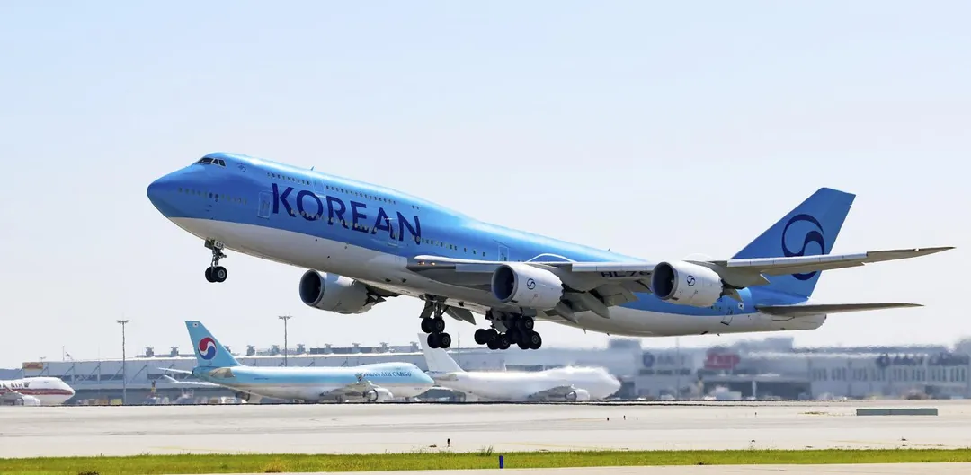 一架大韓航空包機從仁川機場起飛,準備接回在美國喬治亞州移民掃蕩行動中被拘留的南韓工人。(圖/美聯社)