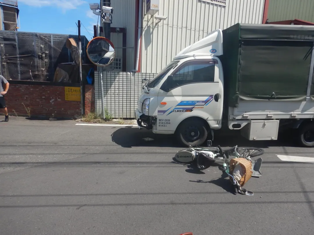 婦人騎乘電動輔助自行車遇車禍。（圖／警方提供）