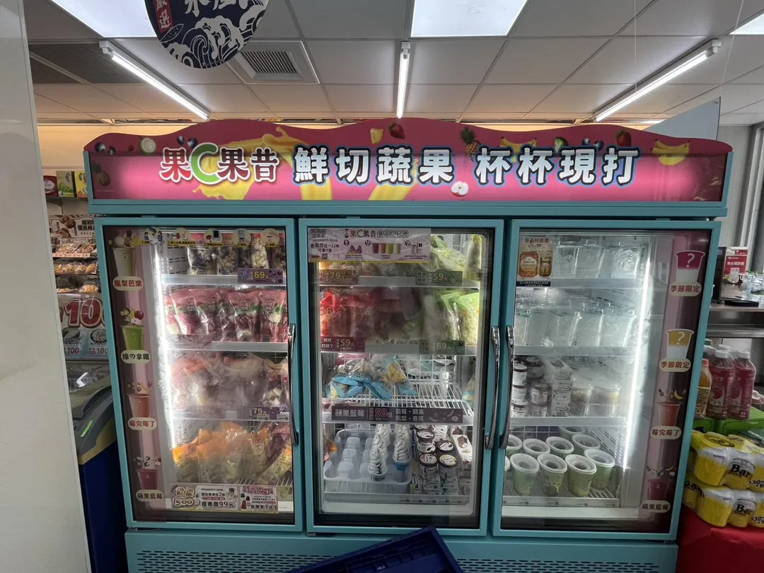 萊爾富的果昔機發生「水果杯爆炸」情形。（圖／吳孟潔 攝）