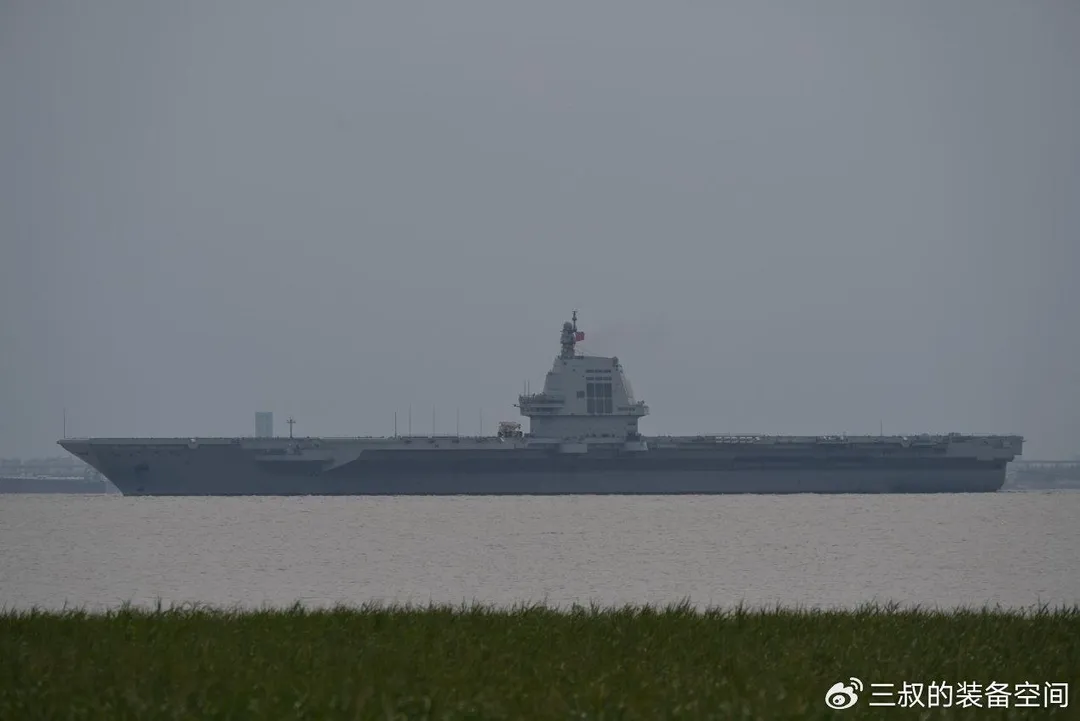 大陸第三艘航母福建艦10日已駛離上海江南造船廠。（圖／翻攝微博「三叔的裝備空間」）
