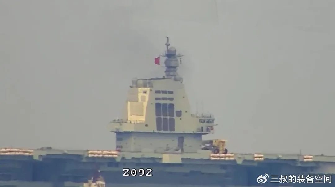 福建艦甲板清空，未懸掛海試旗。（圖／翻攝微博「三叔的裝備空間」）