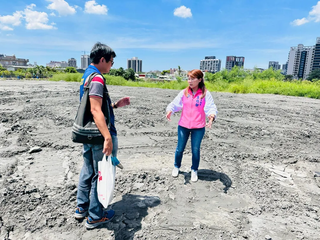 高雄市議員李雅靜爆料大寮區農地遭傾倒廢土(圖/李雅靜議員提供)