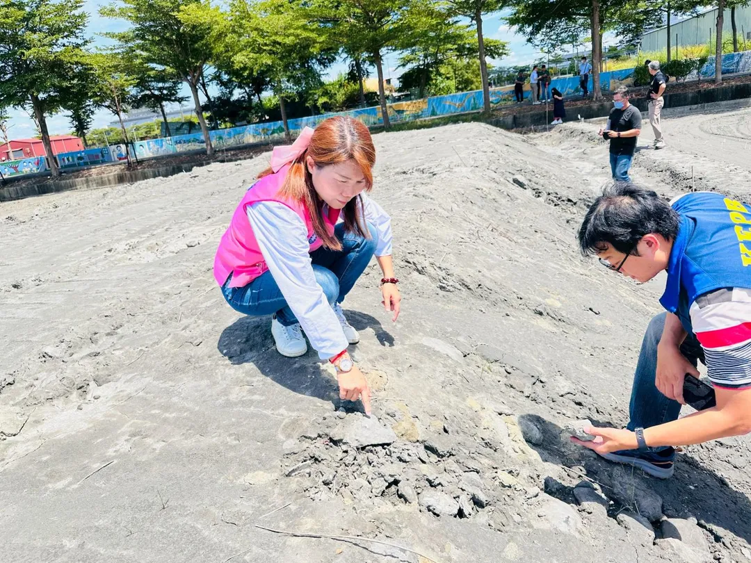 高雄市議員李雅靜爆料大寮區農地遭傾倒廢土(圖/李雅靜議員提供)