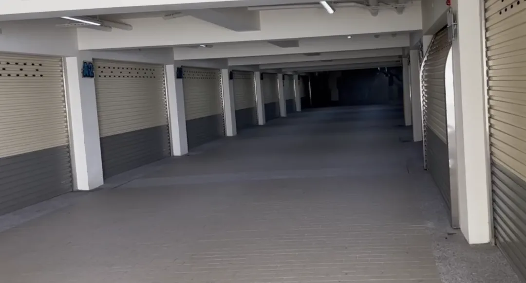 台中太平一名代駕司機在凌晨三點多送醉客返家後，被困在地下停車場長達一小時。（圖/中天新聞）