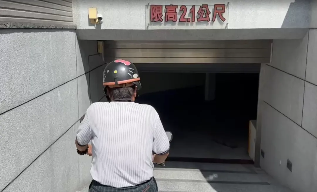 代駕將車輛停妥於地下停車場指定位置後，發現入口的鐵捲門關閉，沒有遙控器的他無奈受困。（圖/中天新聞）