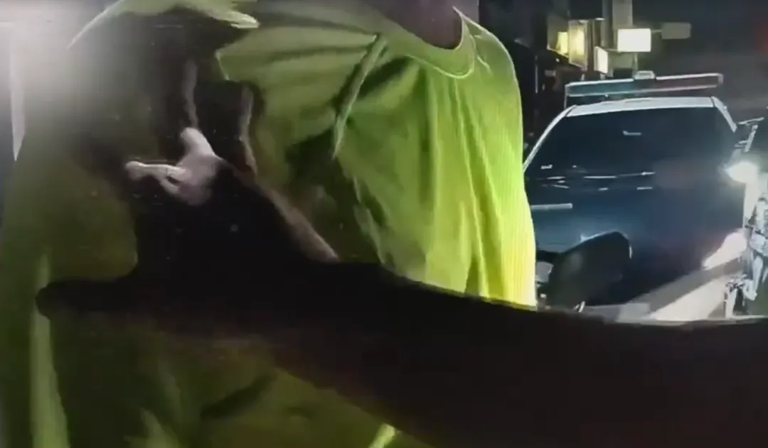 在攔查過程中，邱男與一名男警發生肢體衝突，該名男警一度不慎跌倒。（圖/警方提供）