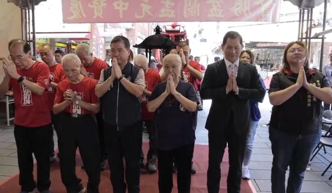 嘉義城隍廟霞海城隍廟的幹部共同祈福。（圖／霞海城隍廟提供）