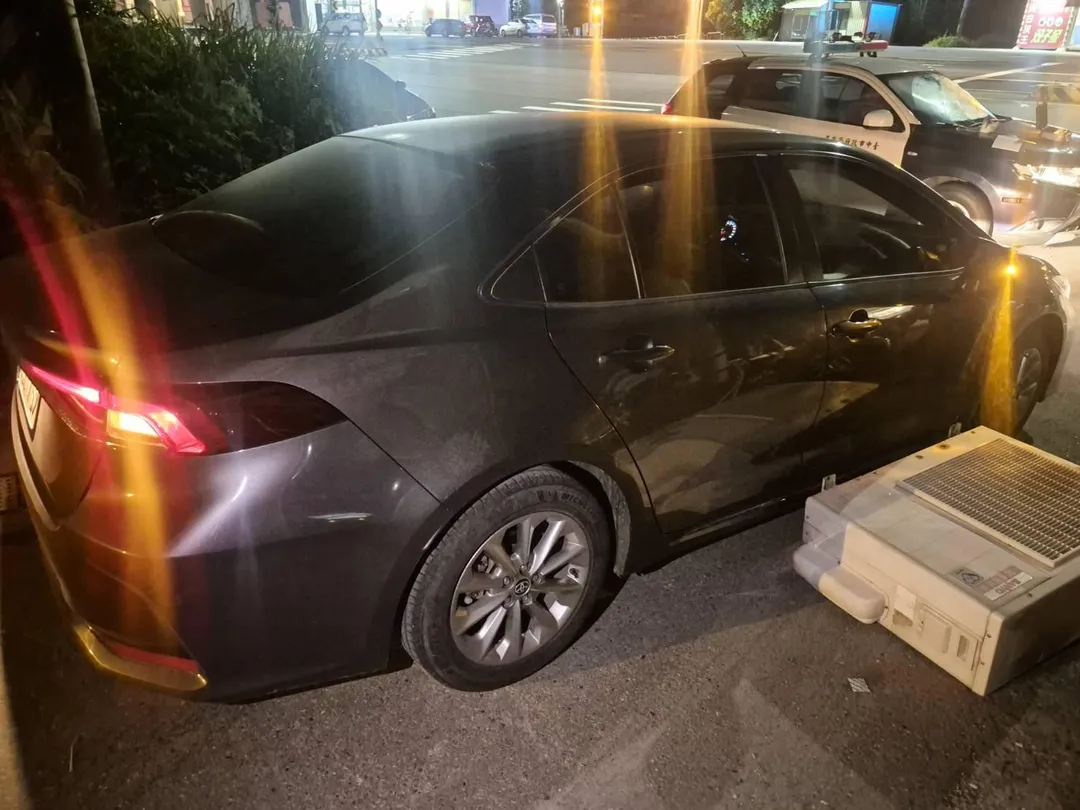 轎車遭微電車上的冷氣機砸傷。（圖／翻攝畫面）