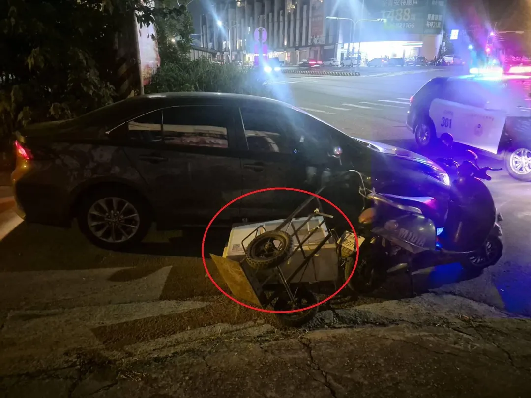 台中大甲最近有1輛微型電動2輪車未領號牌違規上路，不僅發生車禍，其載運的冷氣機還砸中對方轎車。（圖／翻攝畫面）