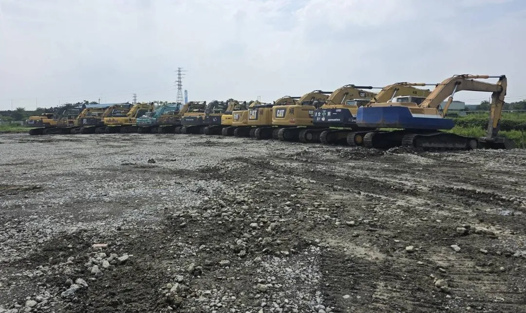 檢方查扣重型開挖機具怪手15台。（圖／翻攝畫面）