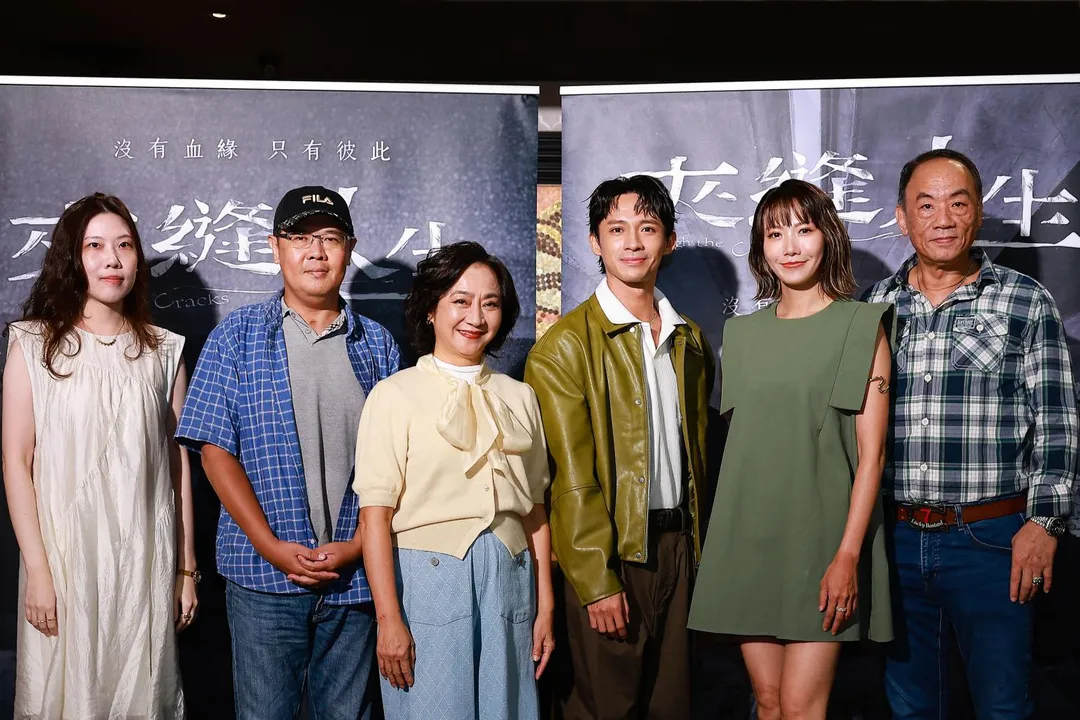 《夾縫人生》團隊出席媒體茶敘。左起編劇辛佳育、導演王傳宗、演員楊麗音、洪毓璟、周宜霈、王自強。（圖／公視台語台 提供）