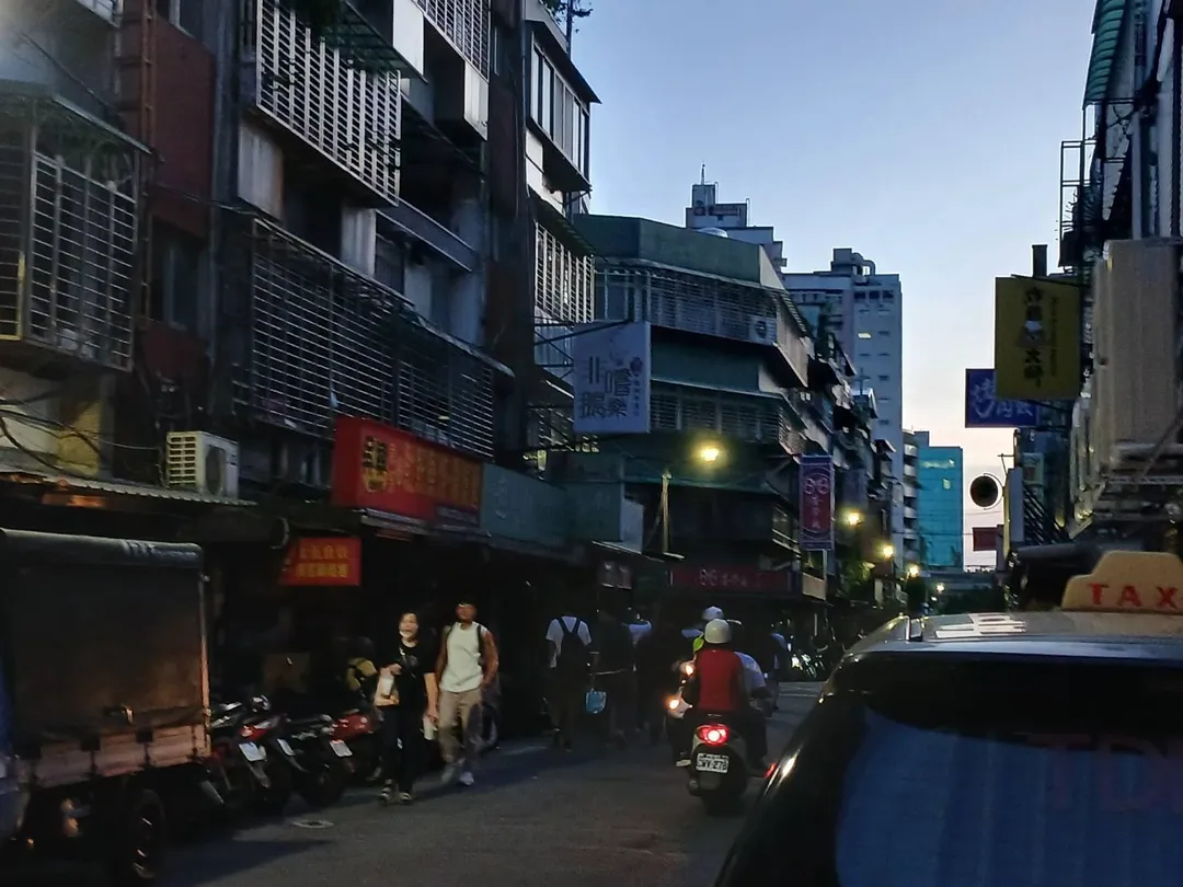 本次停電傳吳興街、莊敬路一帶約共1185戶受影響，街上陷入一片黯淡。（圖／記者許元馨攝）