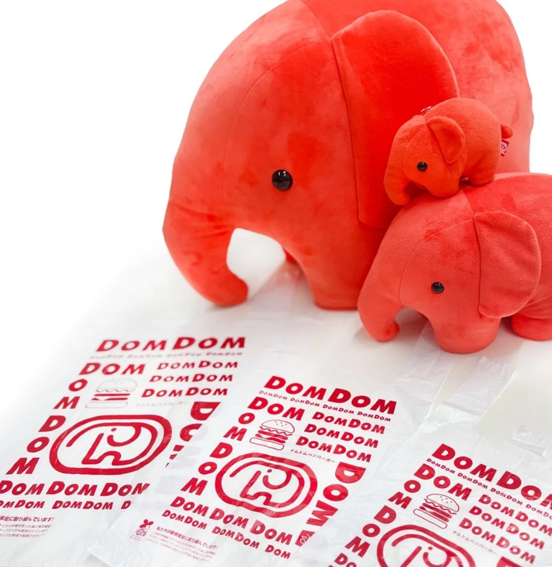 可愛的Dom Dom漢堡吉祥物「Domuzo-kun」玩偶將隨台灣首間海外店鋪一起限量開賣。(圖/象奔奔國際餐飲提供)