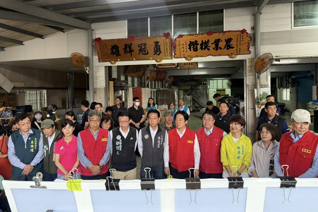 圖為賴清德和林俊憲以及陳亭妃勘災情形。（圖取自林俊憲臉書）