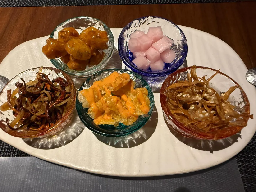 菜單外的5樣小菜雖無華麗擺盤，細細品之竟別有意趣。（圖／黃宏輝提供）