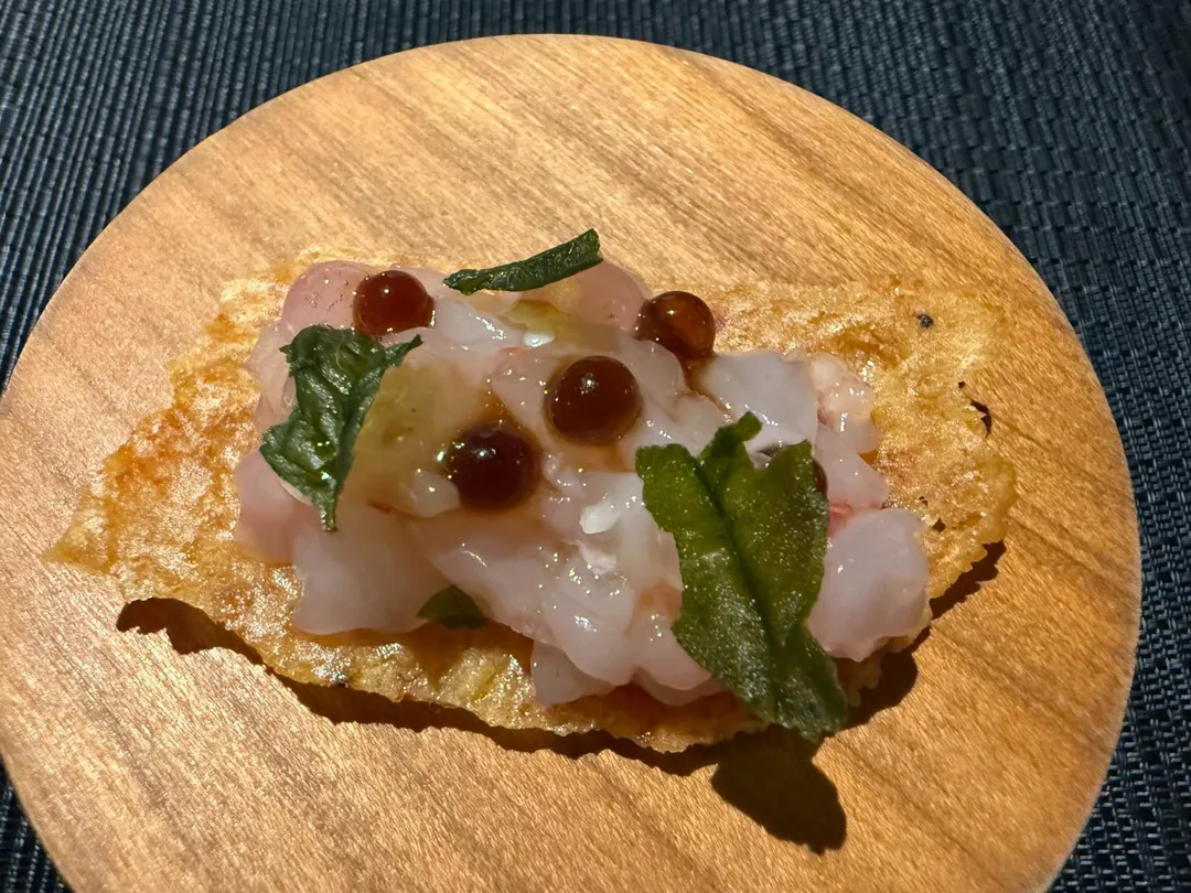 巴撒米可醋晶球點綴宜蘭生食級胭脂蝦。（圖／黃宏輝提供）（圖／黃宏輝提供）