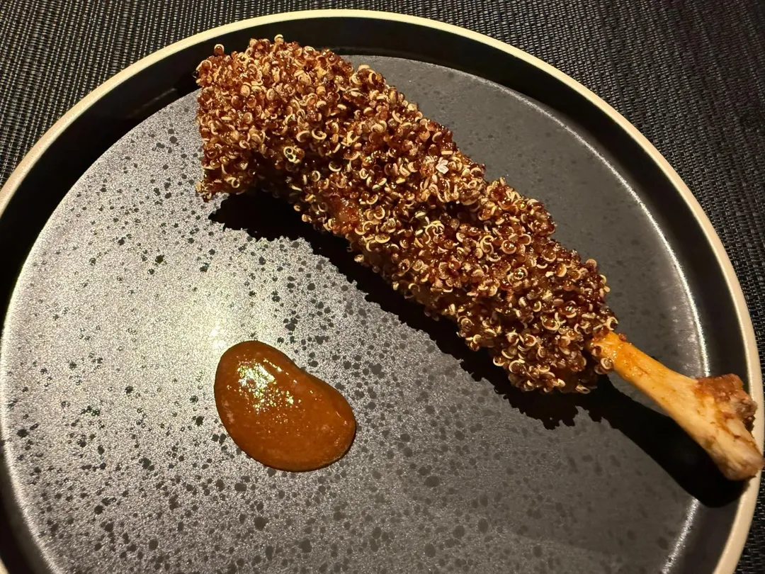 宜蘭葛瑪蘭黑豬後腿肉製成酥脆「巧克力豬蜜汁排骨」，融入台灣金棗、日本柴魚高湯、法國雪莉糖醬。（圖／黃宏輝提供）