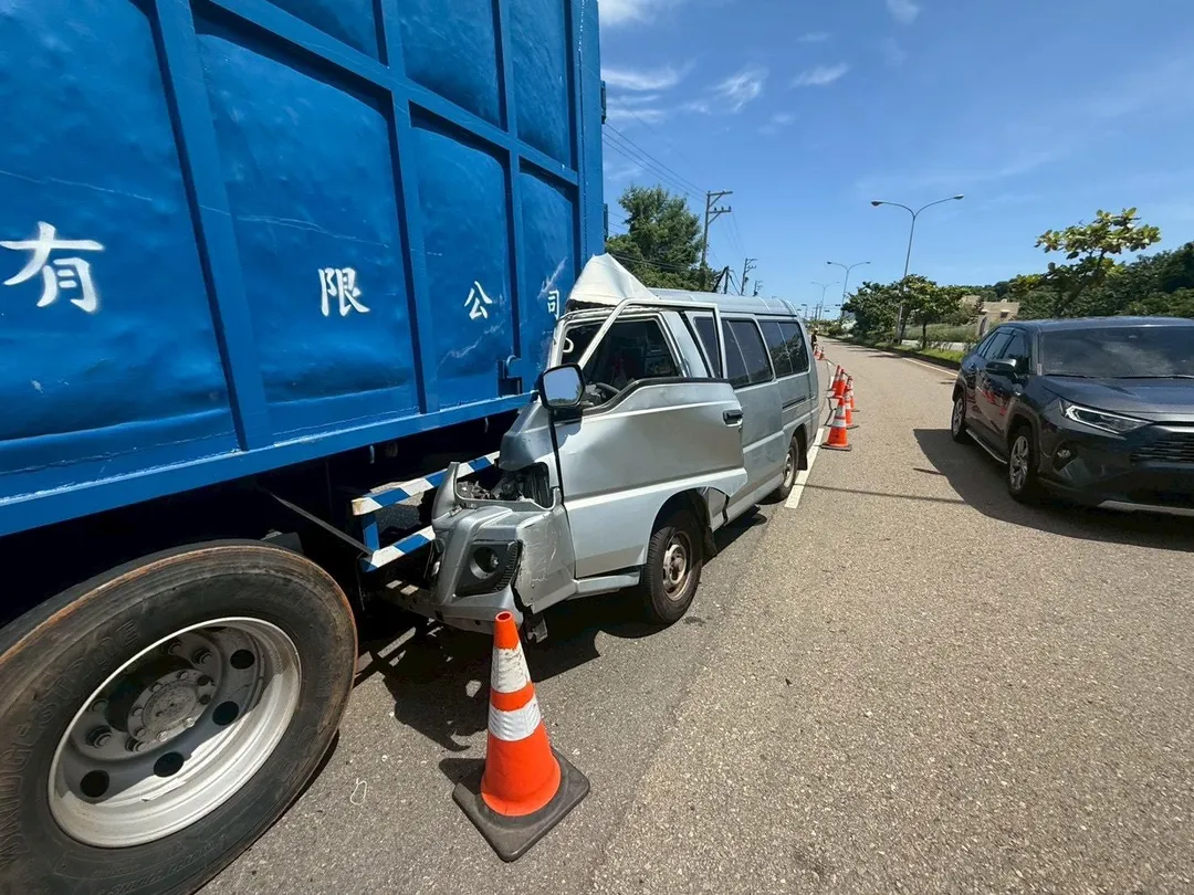 廂型車高速追撞前方停放的大貨車。（圖／中天新聞）