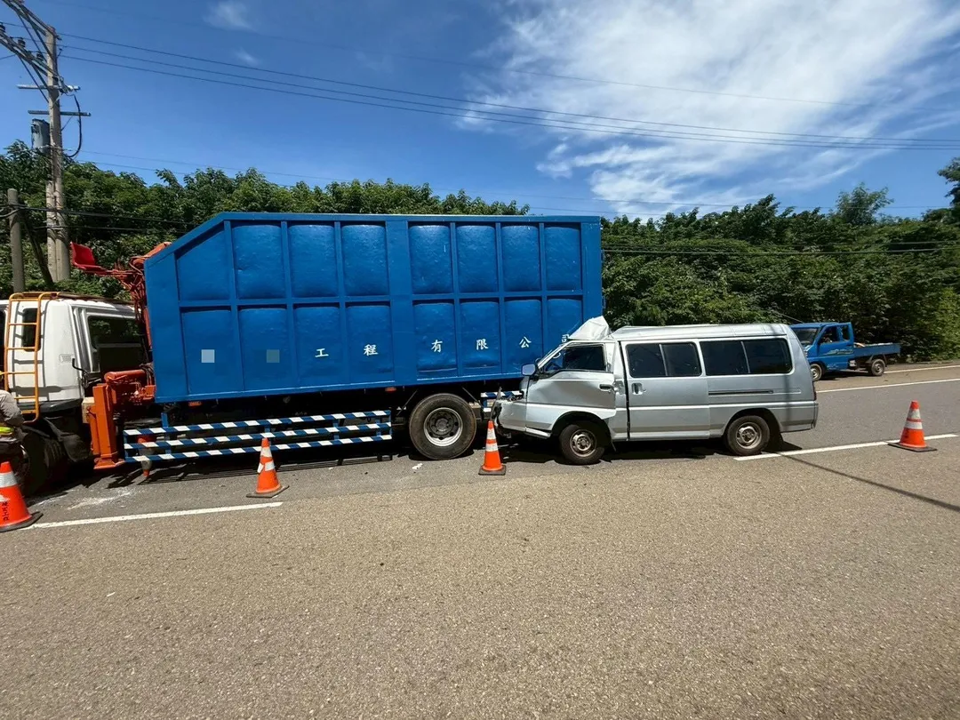 廂型車車頭右側塞入大貨車尾，駕駛一度受困。（圖／中天新聞）