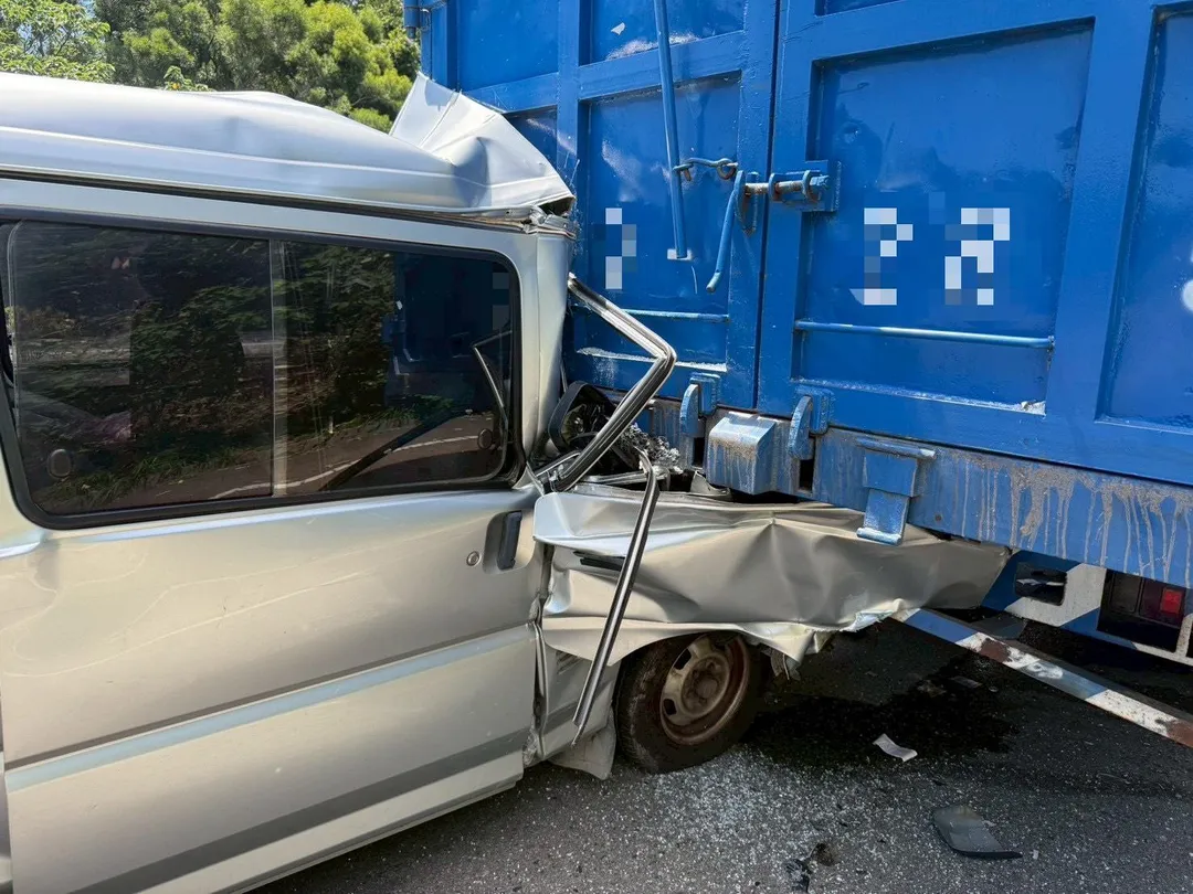 廂型車高速追撞前方停放的大貨車。（圖／中天新聞）