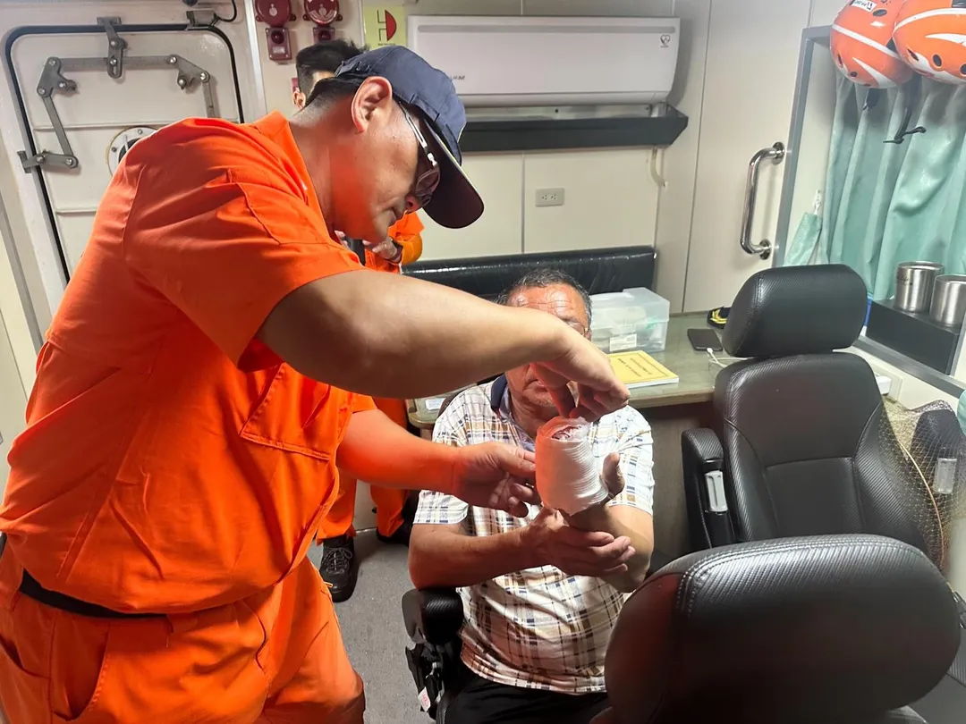 船長在甲板進行作業時，左手不慎捲入起網機，當場遭機具絞斷3根手指。（圖／翻攝畫面）