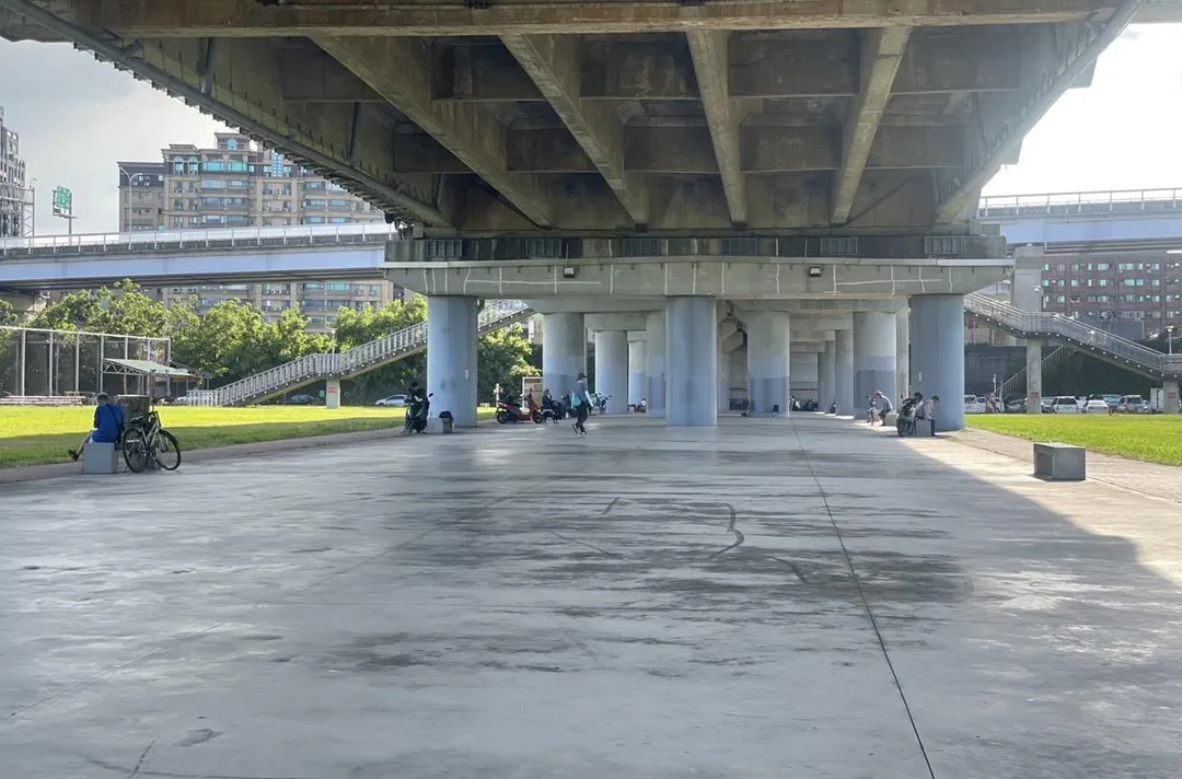 光復橋下賞鳥河濱公園中秋節臨時開設烤肉野炊區。（圖／新北市高灘處）