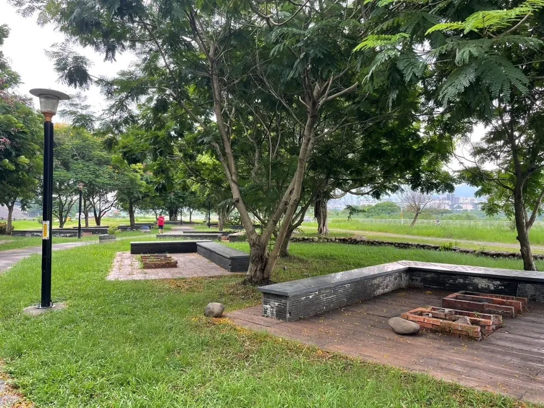 常設開放烤肉野炊區鹿角溪原住民主題部落公園。（圖／新北市高灘處）