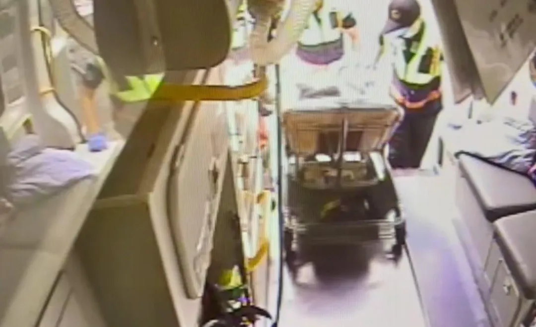 女駕駛目睹愛車遭大火吞噬，情緒激動當場昏倒，緊急送往彰化基督教醫院觀察。（圖／翻攝畫面）