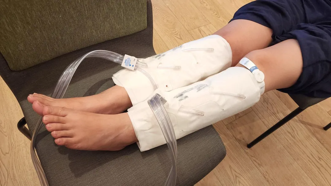 血液循環電刺激貼片、間歇性氣動加壓設備(IPC)或間歇靜脈加壓系統(SCDs),可有效促進下肢血液回流,降低血栓形成風險。(圖/奇美醫院)