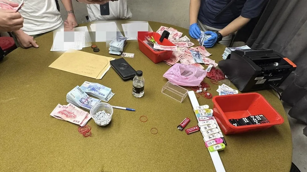 新北市警方破獲天九牌賭場。（圖／翻攝畫面）