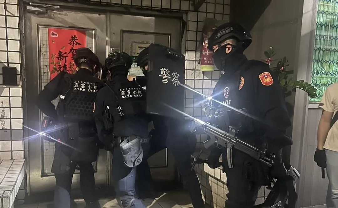警方出動霹靂小組破門攻堅查緝。（圖／翻攝畫面）