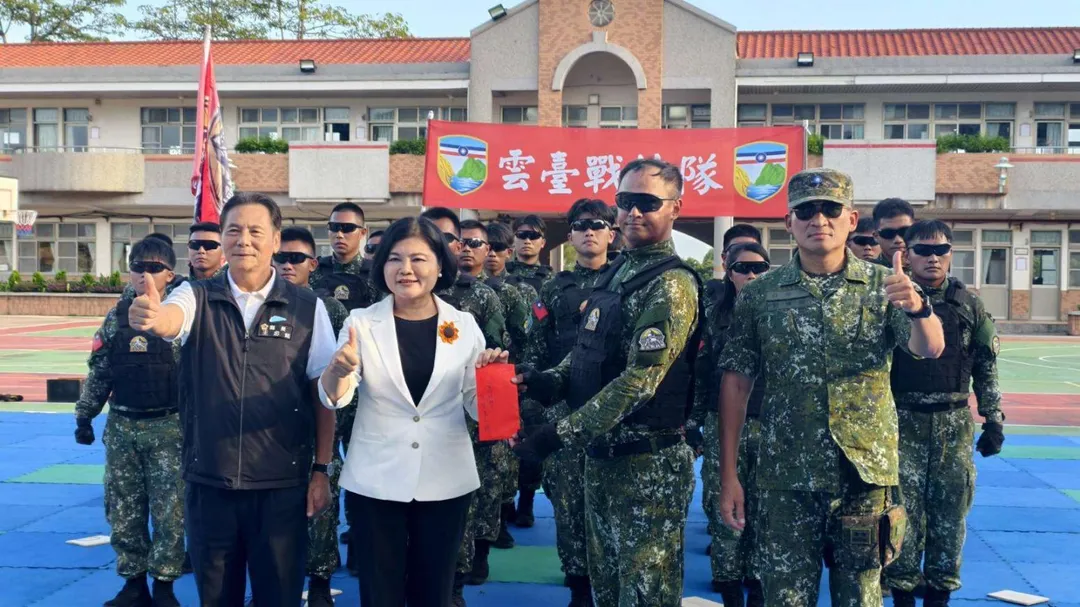 雲林縣長張麗善（左二）12日赴連江縣考察，連江縣長王忠銘（左一）一起慰勞國軍。（取自張麗善臉書）