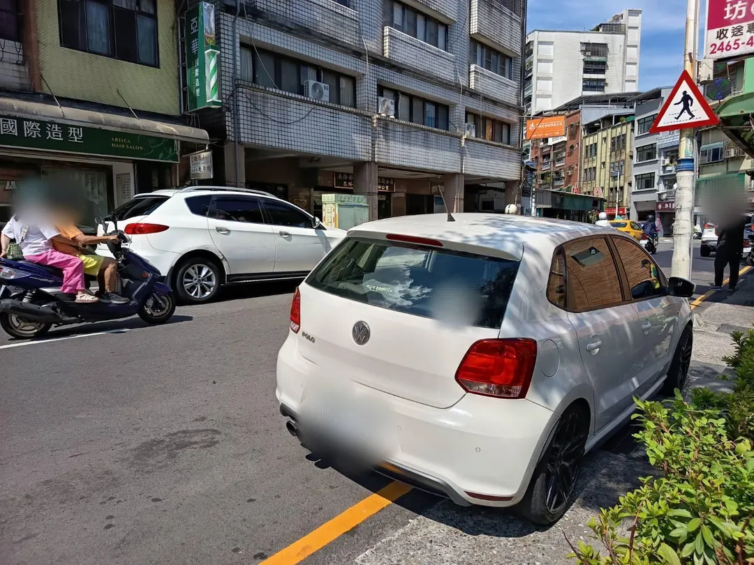 據了解，基隆地區收費員在開立停車單時，系統會自動過濾欠稅車輛資訊，並即時透過簡訊通知宜蘭分署進行處理。（圖/行政執行署宜蘭分署提供）