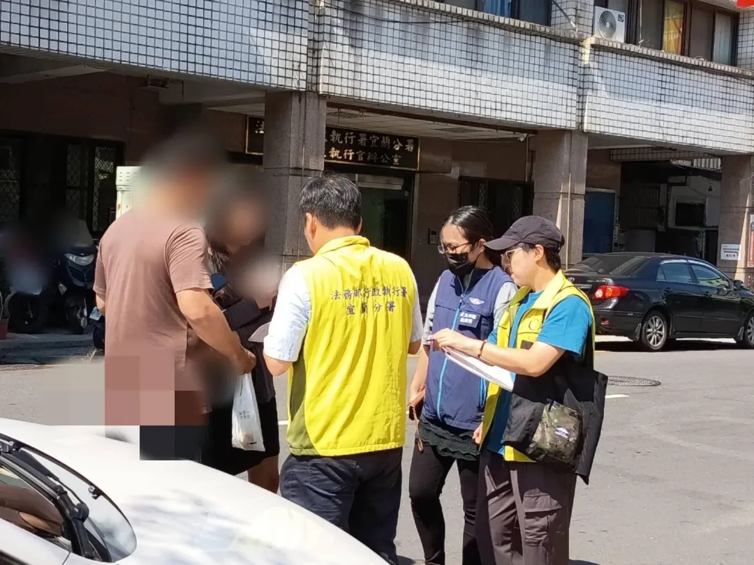 法務部行政執行署宜蘭分署與基隆監理站、宜蘭財稅局合作，運用「行動車牌辨識系統」執行欠稅車輛查緝行動。（圖/行政執行署宜蘭分署提供）