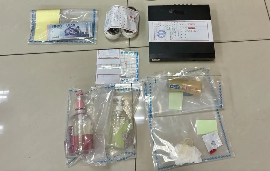 警方查扣監視器與相關證物。（圖／翻攝畫面）