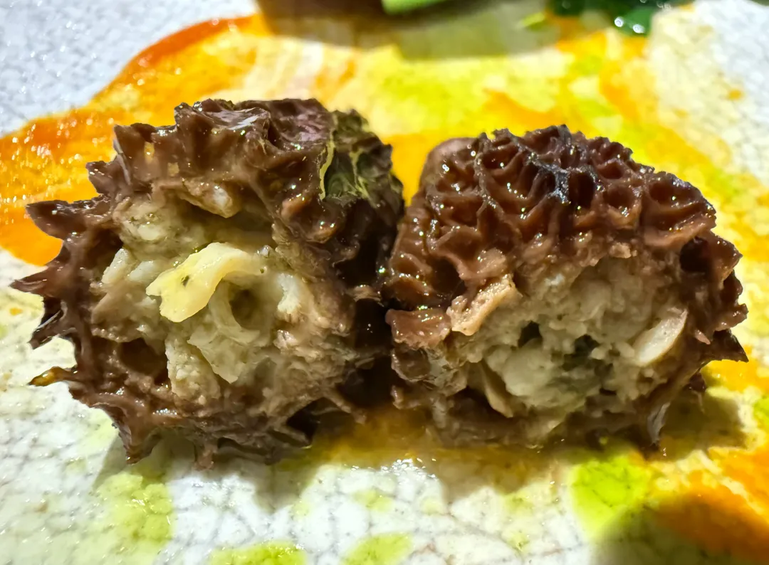 羊肚菌內填入帶有蛤蠣的海鮮慕斯，法式「菜中菜」道出羊肉爐絕妙滋味。（圖／黃宏輝提供）