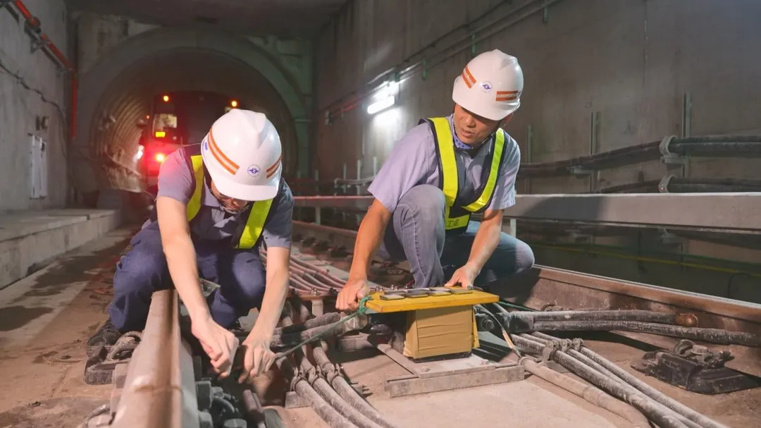 放置反光板進行安全煞車距離測試。(圖/北市捷運局提供)