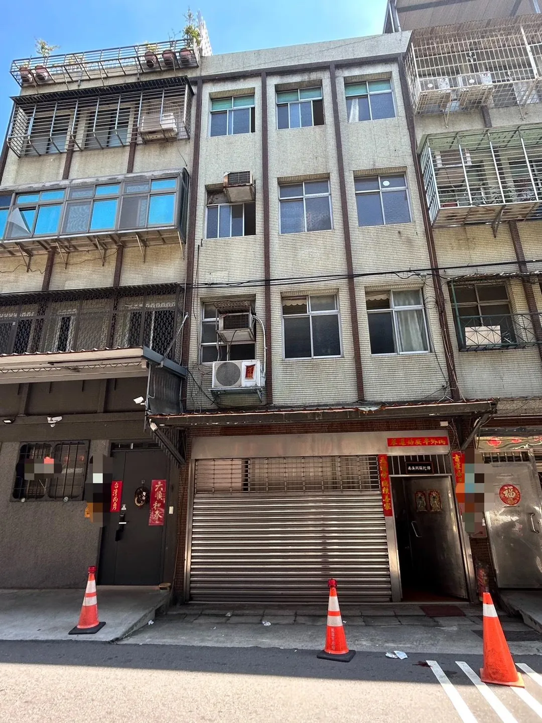 板橋一棟透天民宅今天發生墜樓意外。（圖／新北板橋分局提供，下同）