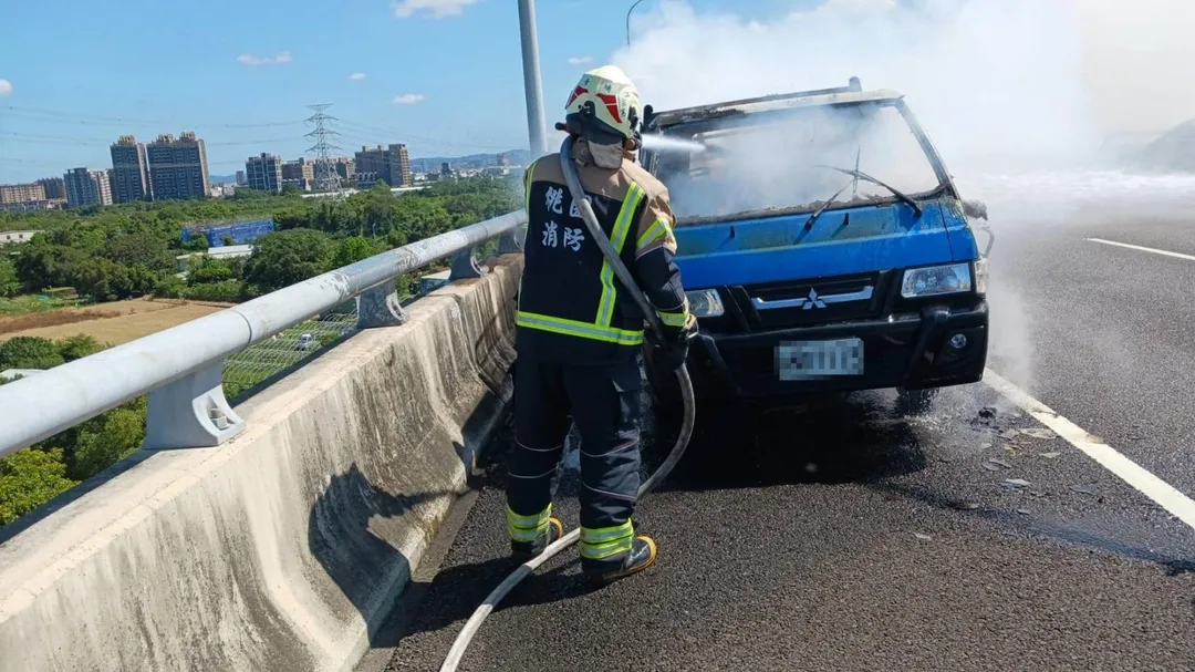 國道1號高架南向54.5公里桃園路段今(13)日上午發生火燒車事件。(圖/桃園市消防局提供)