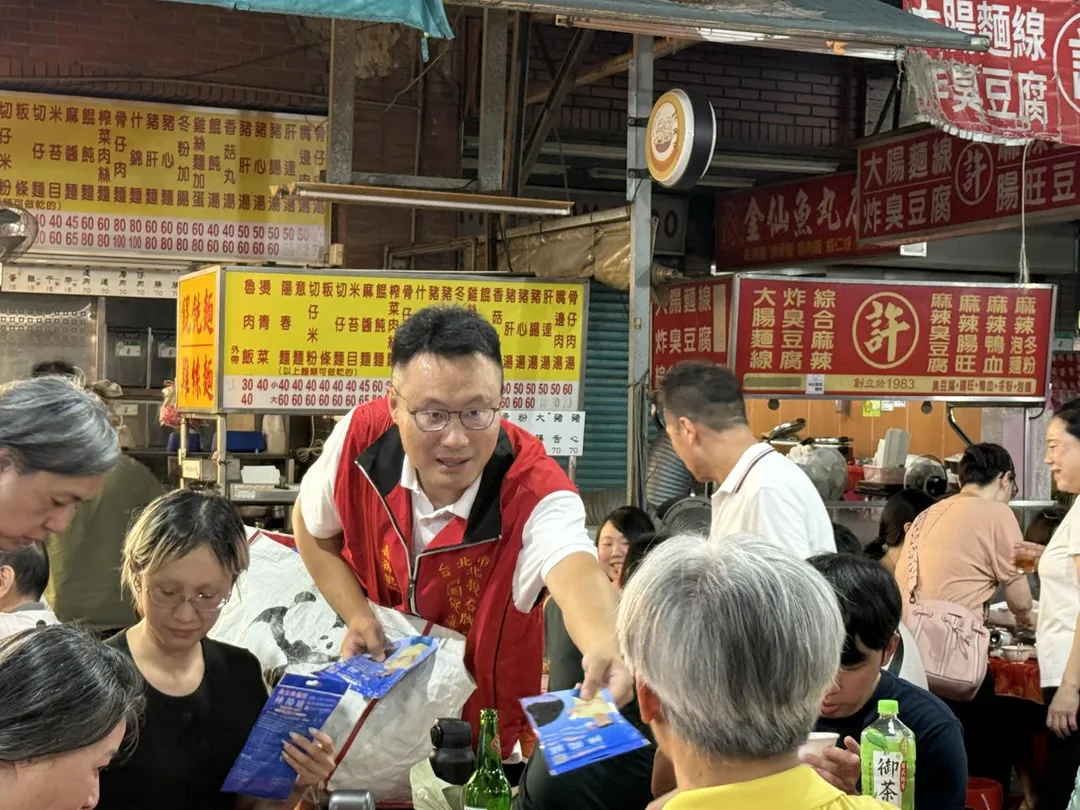 林揚庭在中元普渡活動中與店家們互動熱絡。（圖／石牌商圈促進會提供）