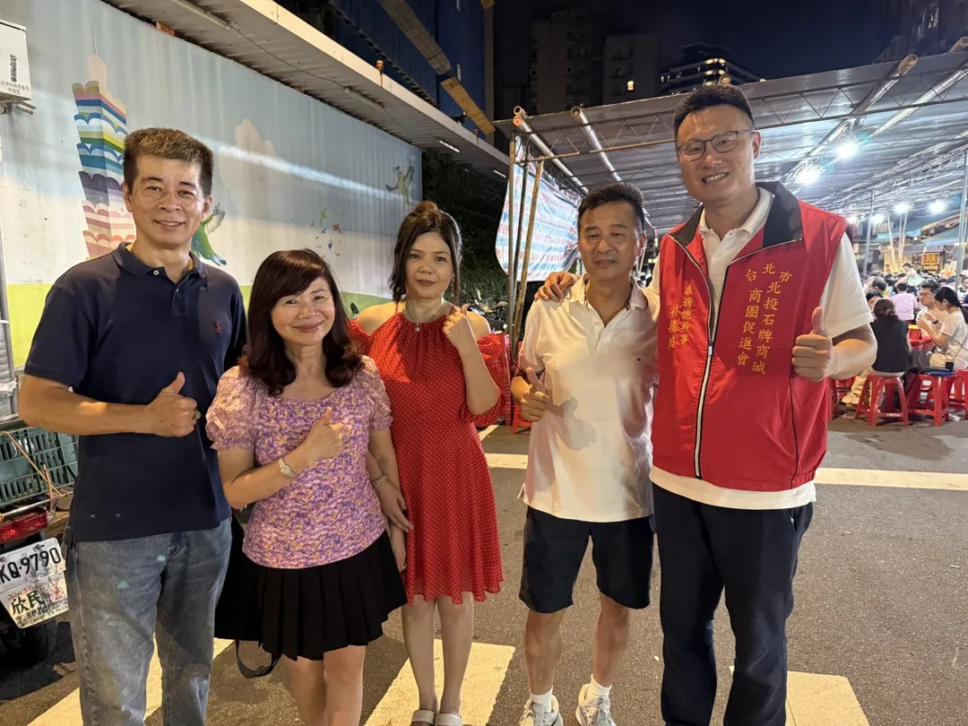 來賓肯定石牌商圈發展。左起依序為士林夜市商圈聯合會理事長蘇文山、台北市商圈產業聯合會理事長周水美、台北市北投石牌商城商圈促進會理事長蕭淑霞、石牌商城知名店家金仙魚丸店老闆林明坤、林揚庭。（圖／石牌商圈促進會提供）