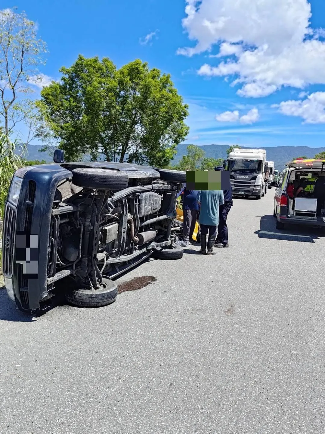 花蓮鳳林日前發生砂石車追撞貨車事故,造成兩人手腳骨折送醫。(圖/警方提供)
