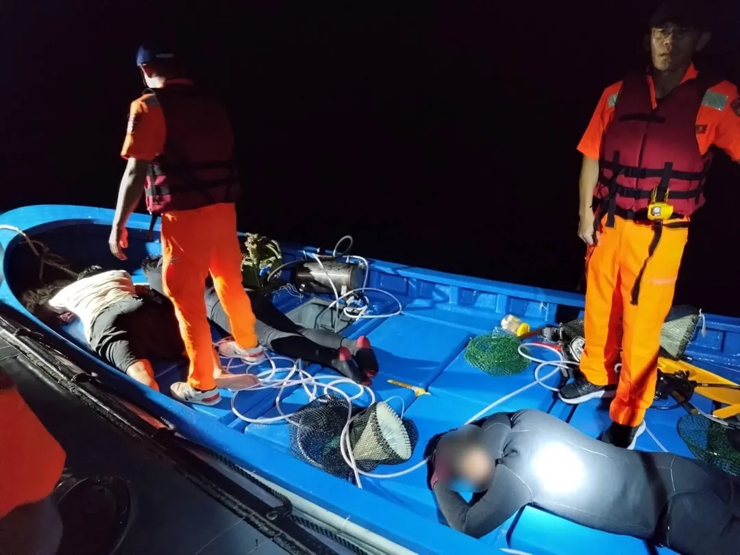 海巡人員查獲大陸「粵惠來漁04887」漁船布放的小舟,並盤查大陸漁民。(圖/海巡署提供)