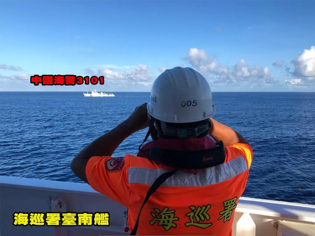 海巡署東南沙分署11日上午,在東沙島東北方偵獲大陸海警船「3101」航向東沙管轄水域,未料24小時內大陸漁船又違法越界。(圖/海巡署提供)