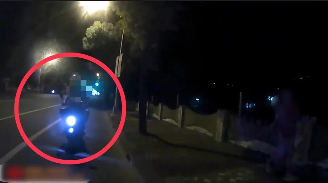 陳姓男子無視保護令,深夜騎車追逐一名女子,所幸遇到警方值勤,幸運獲救。(圖/警方提供)