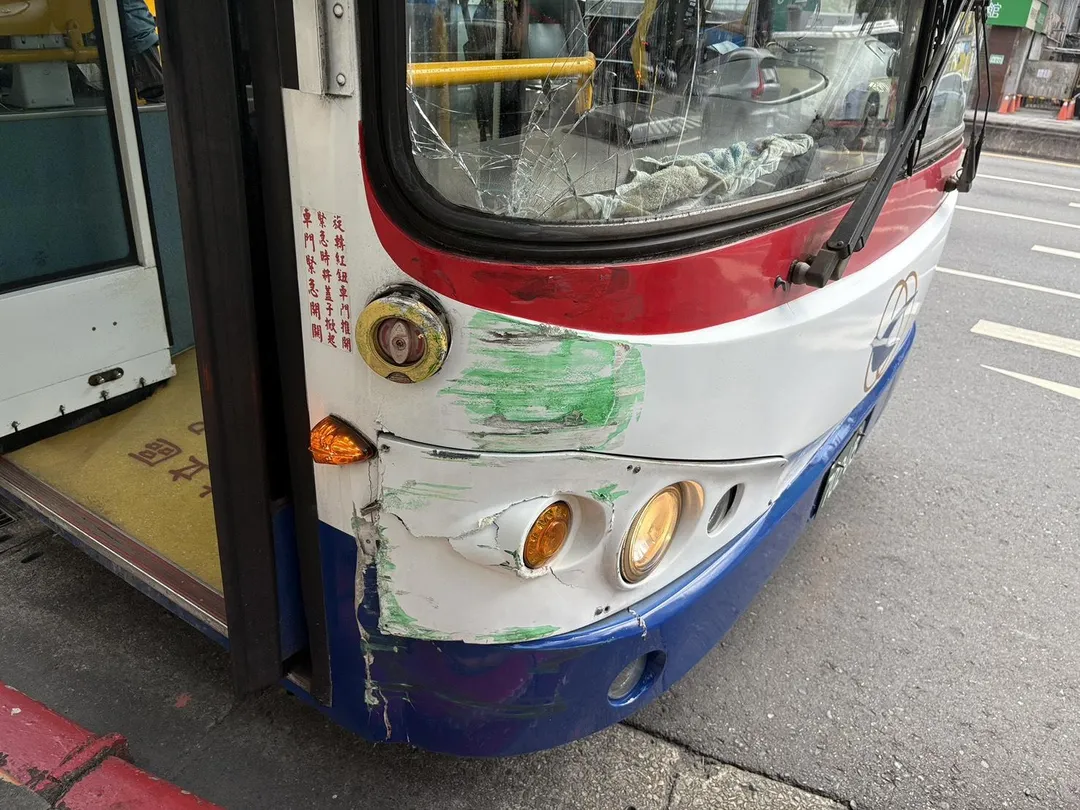 台北市大安區發生公車擦撞郵務車，再波及路邊2輛轎車的連環車禍事故。（圖/警方提供）